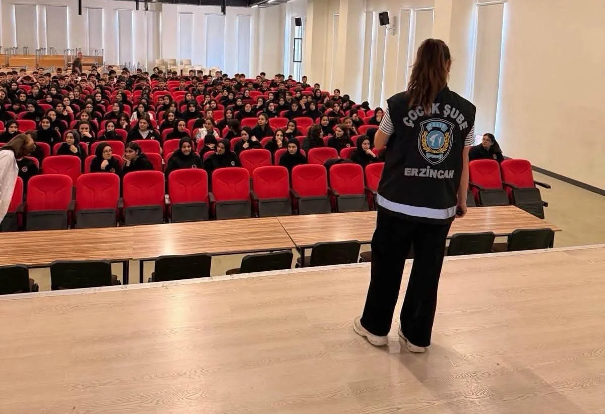 ÇOCUK POLİSİ, ERZİNCAN’DA ÖĞRENCİLERİ SUÇLARA KARŞI BİLGİLENDİRDİ