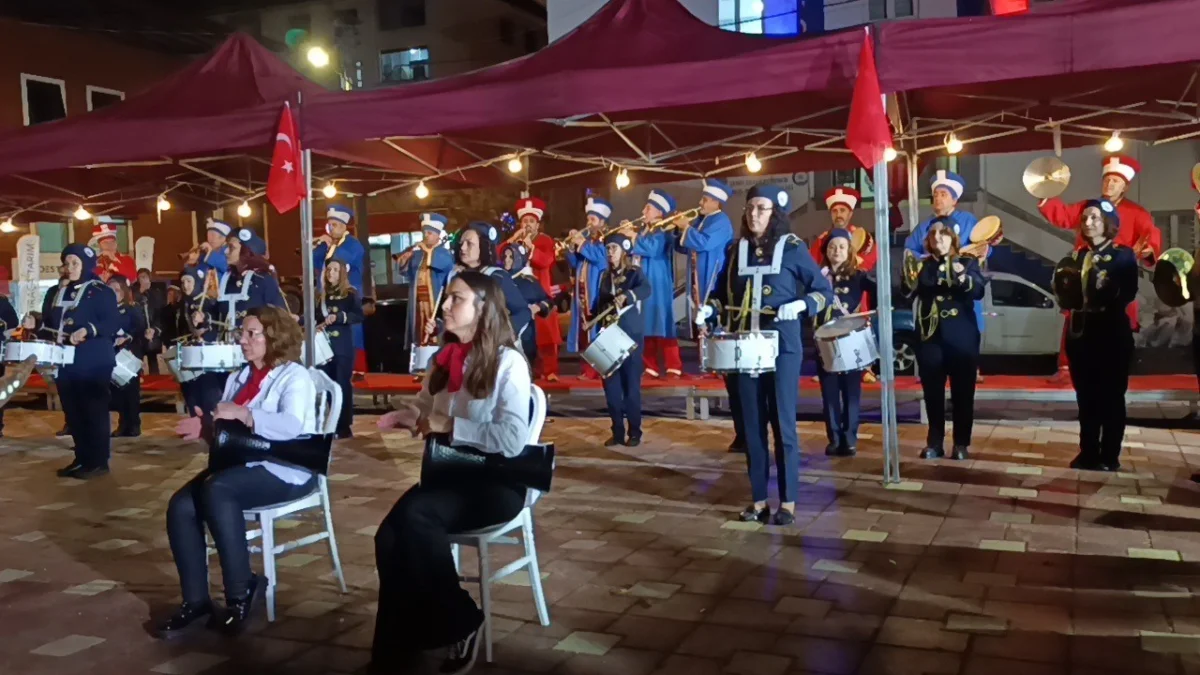Pazaryeri'nde Cumhuriyet Yürüyüşü kadın bando takımının performansıyla kutlandı 2