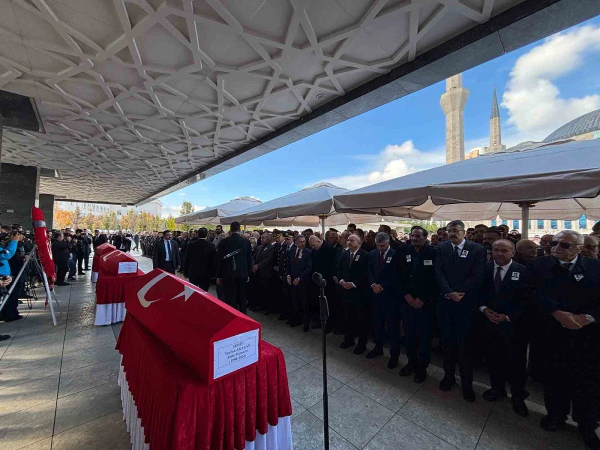 Van'daki kazada şehit olan polis memuru Tayfun Akalan Ankara'da son yolculuğuna uğurlandı 3