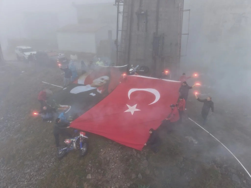 Türk bayrağı Kartepe'de elden ele zirveye taşındı 1