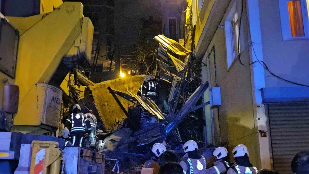Beyoğlu'nda 5 katlı bina çöktü: Enkazda arama çalışmaları sürüyor 5
