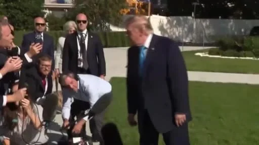 ABD Başkanı Donald Trump, 30 Eylül’de Dubai-Tel Aviv seferini yapan Flydubai uçağında...