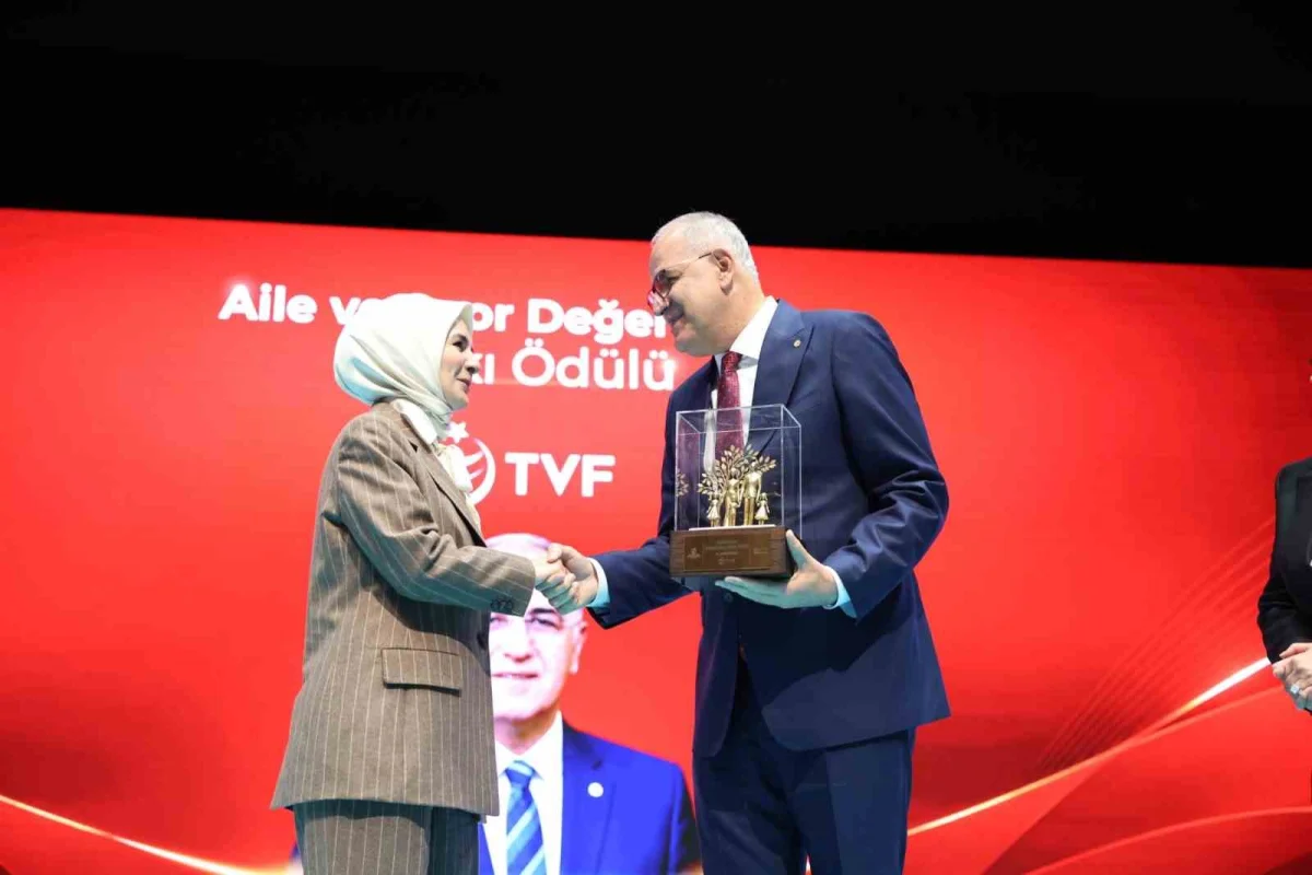 TVF Başkanı Mehmet Akif Üstündağ'a Aile ve Spor Değerlerine Katkı Ödülü 4