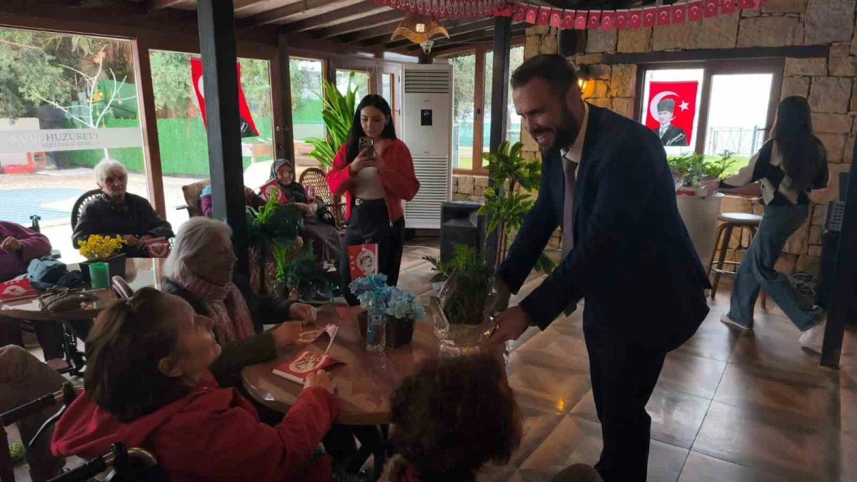 Burhaniye'de huzurevi sakinleriyle Cumhuriyet Bayramı kutlaması 3