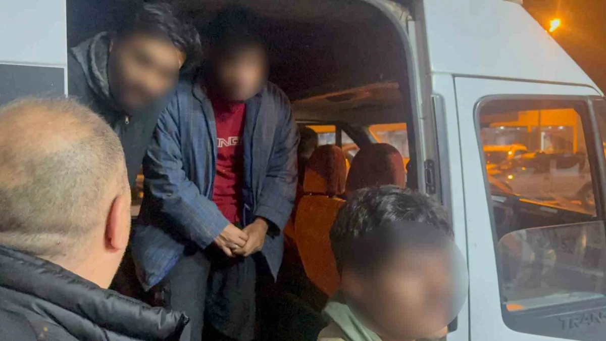 Hakkari'de düzensiz göçmenleri taşıyan minibüs dereye uçtu: 20 yaralı 4