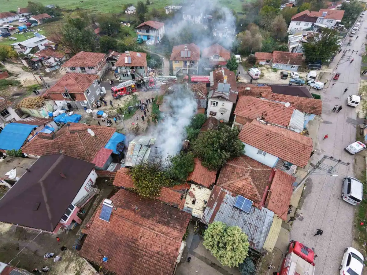 Düzce'de sobadan çıkan yangında tek katlı ev küle döndü 2