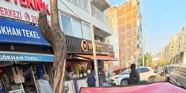 İzmir'de kontrolden çıkan otomobil iş yerine çarptı 2