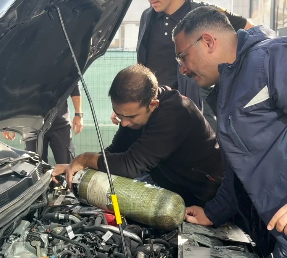 AKSARAY’DA OTOMOBİLİN MOTOR KISMINA SAKLANAN VE BİR TÜRLÜ ÇIKMAYAN KEDİ İTFAİYE EKİPLERİNİN...