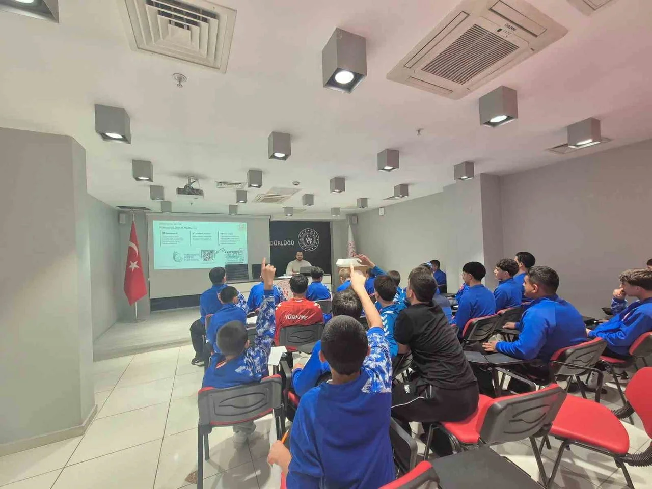 KAYSERİ SPORCU EĞİTİM MERKEZİ’NDE GÜREŞ SPORCULARINA YÖNELİK DÜZENLENEN 'GÜREŞTE ZİHİNSEL...