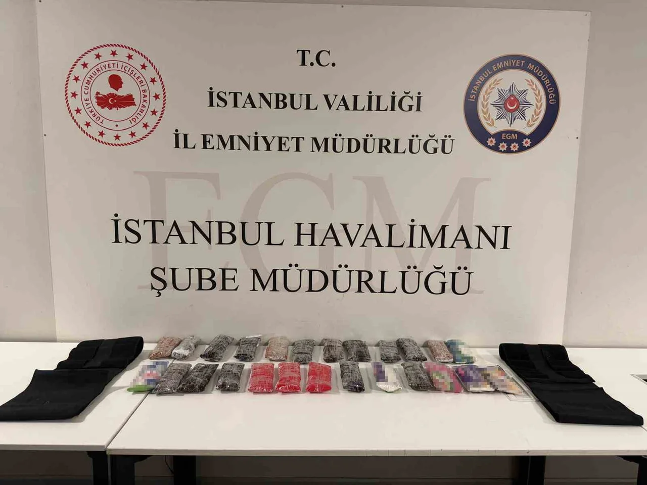 İSTANBUL HAVALİMANI’NDA POLİS EKİPLERİNİN TAKİBE ALDIĞI 2 ŞÜPHELİNİN YAPILAN ÜST ARAMASINDA, KORSE...