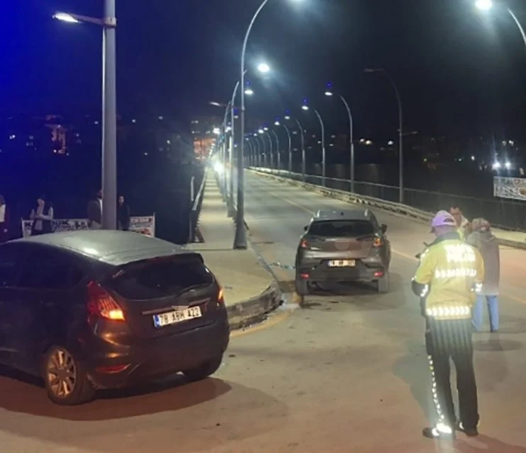Karabük'te kavşakta iki otomobil çarpıştı: Sürücüler yaralandı 1