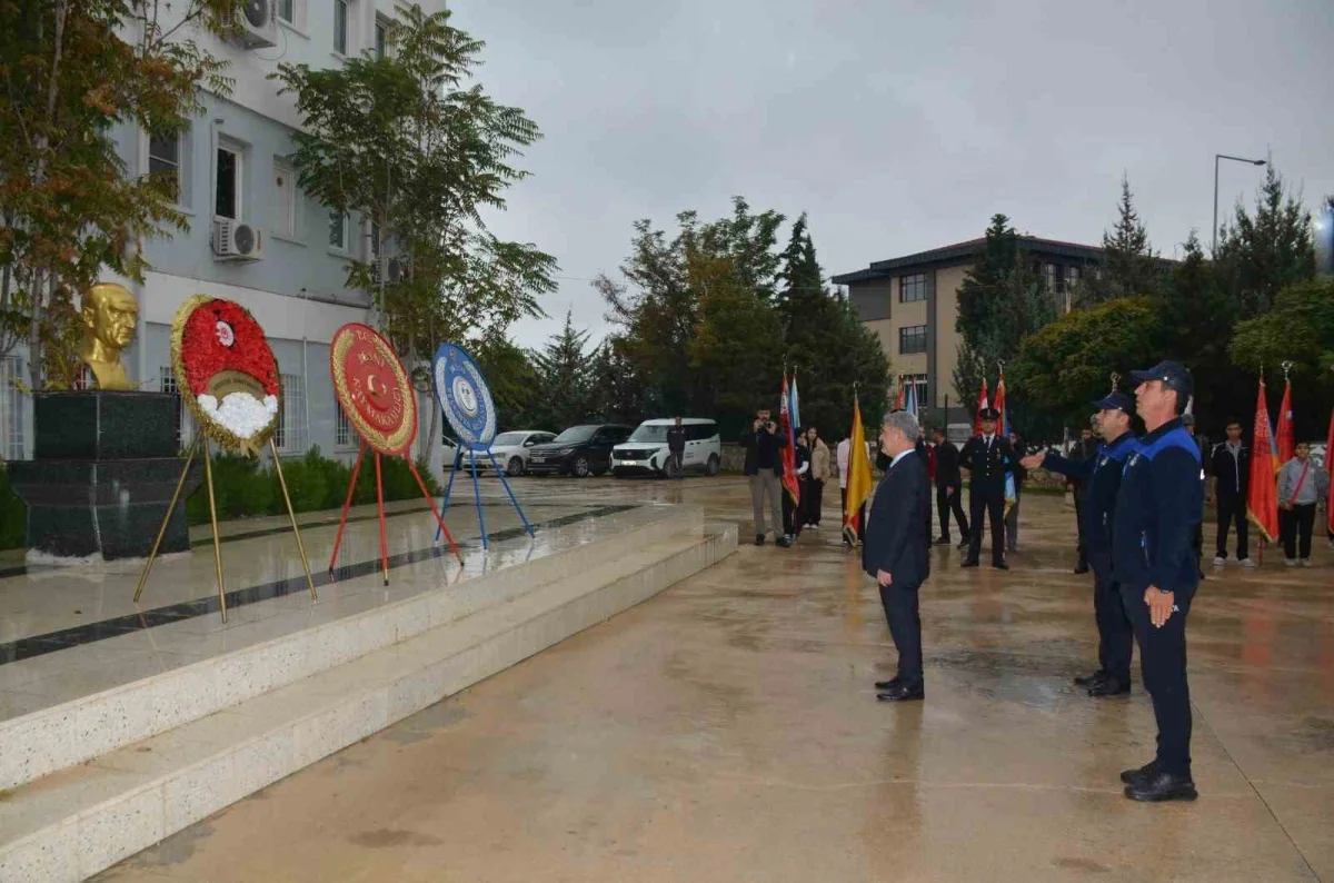 Besni'de 29 Ekim Cumhuriyet Bayramı kutlamaları çelenk töreniyle başladı 3