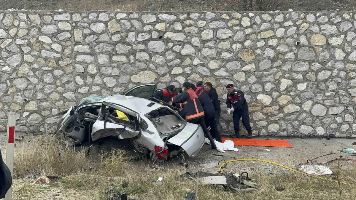 Çorum'daki feci kazada ölen 4 kişinin kimliği belirlendi 2