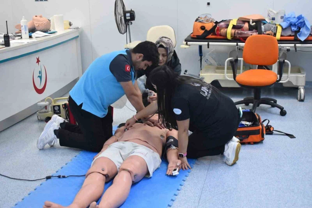 Elazığ'da UMKE personeline kritik ileri yaşam desteği eğitimi 1