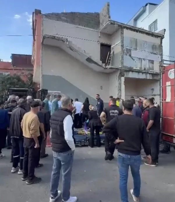 Depremde eşini ve iki kızını kaybeden işçi çöken merdivenin altında can verdi 3