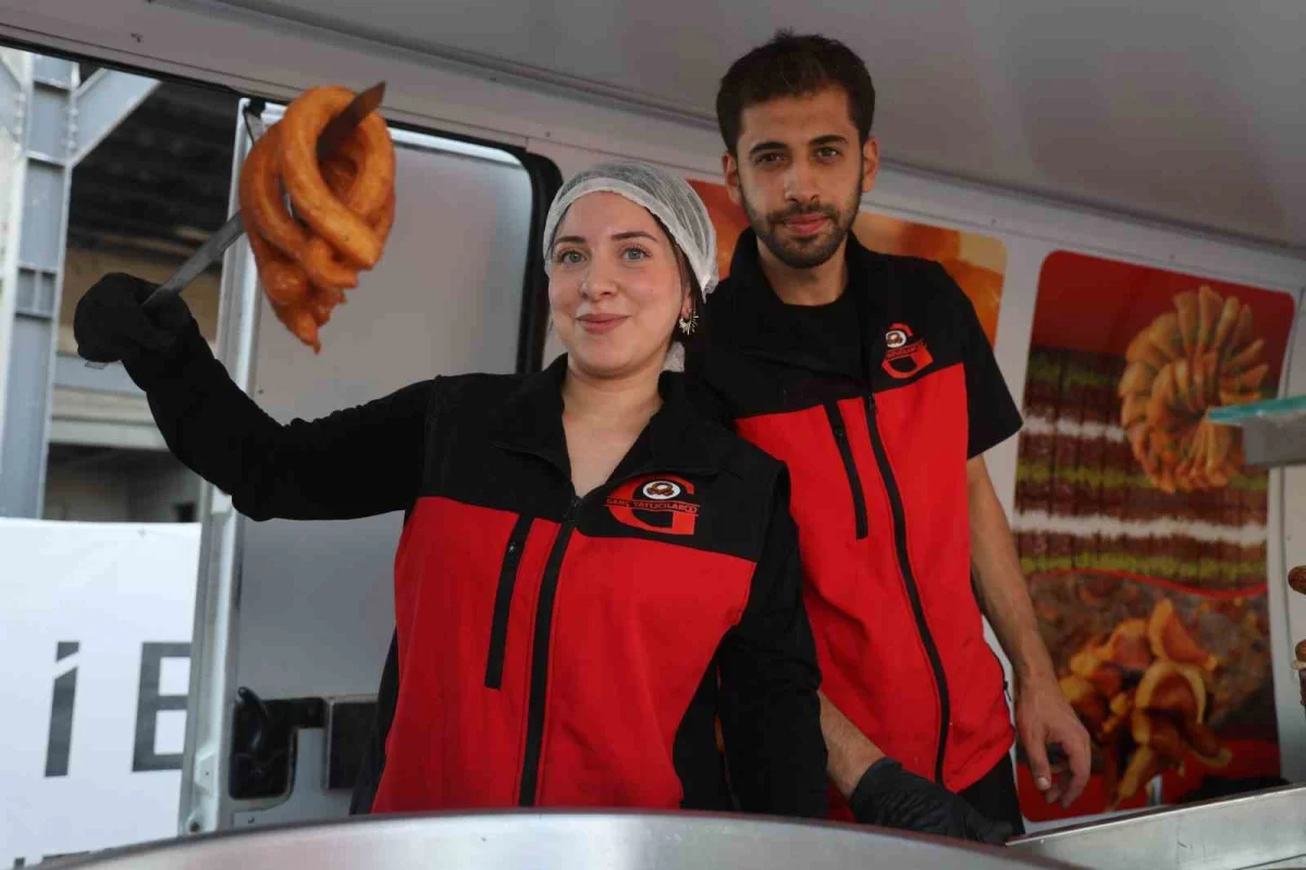 Hatay'da genç çift ata mirası tatlıları mobil araçla kentin sokaklarına taşıyor 3
