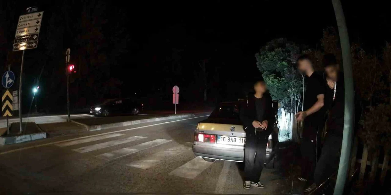 İNEGÖL İLÇESİNDE POLİS UYGULAMASININ YANINDAN ABARTI EGZOZ SESİYLE GEÇEN SÜRÜCÜ, EKİPLER...