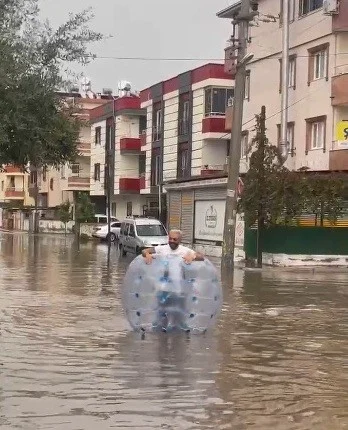 Tarsus'ta sağanak yağış yolları göle çevirdi: Muhtar öğrenciyi kucağında taşıdı 1