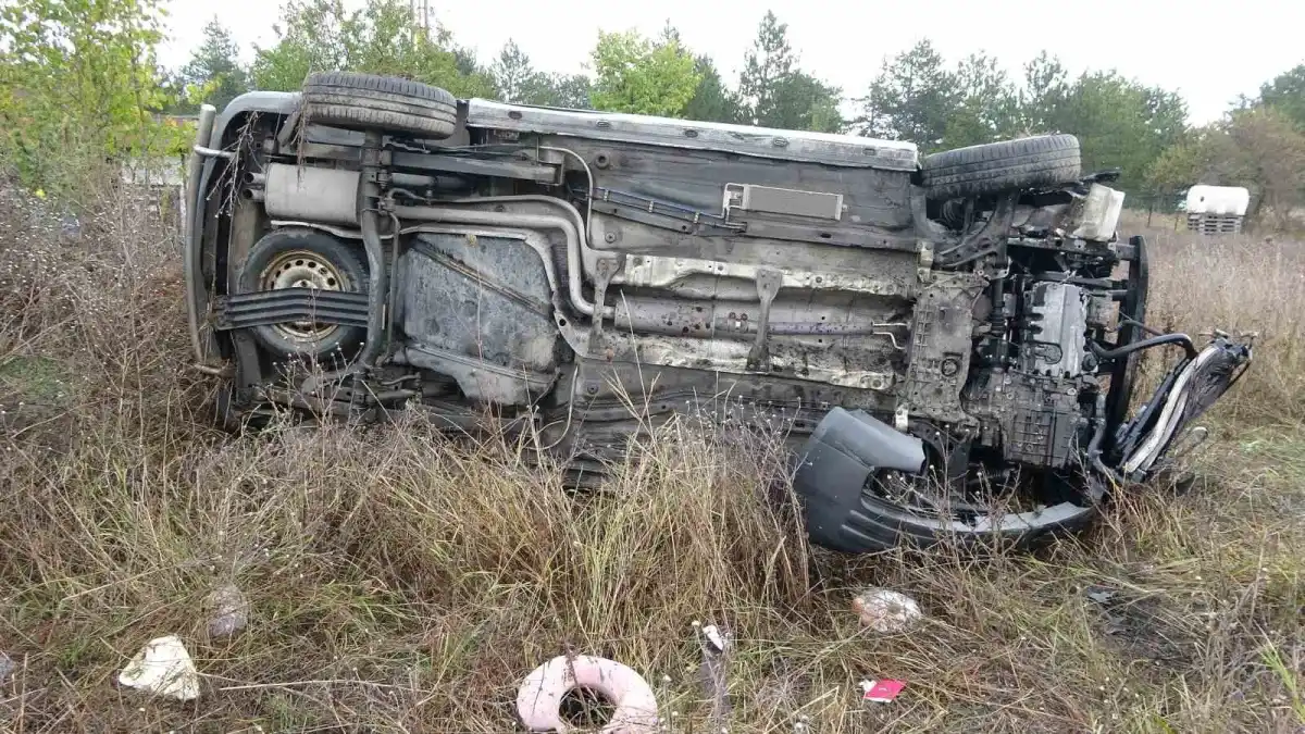 Kastamonu'da kayganlaşan yolda şarampole yuvarlanan hafif ticari araçtaki 3 kişi yaralandı 4