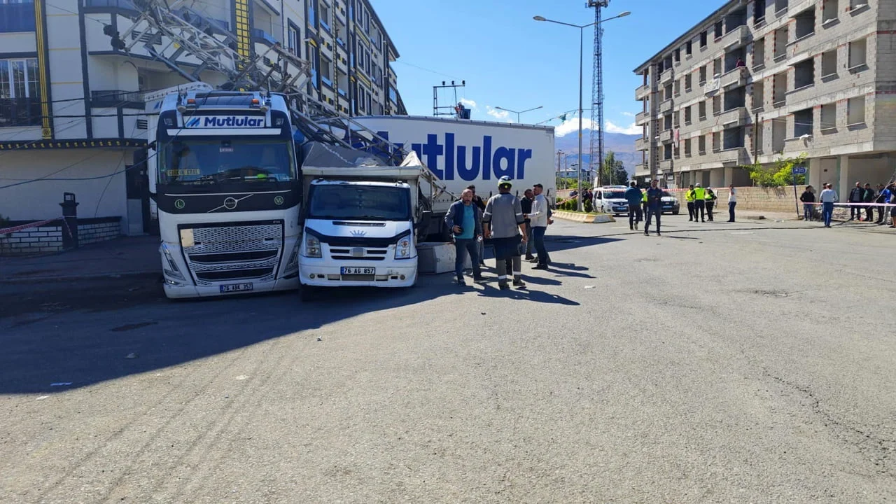 IĞDIR’DA TIR İLE HAFİF TİCARİ ARAÇ SÜRÜCÜLERİ ARASINDA YAŞANAN TARTIŞMANIN ARDINDAN TIRIN ARACA...
