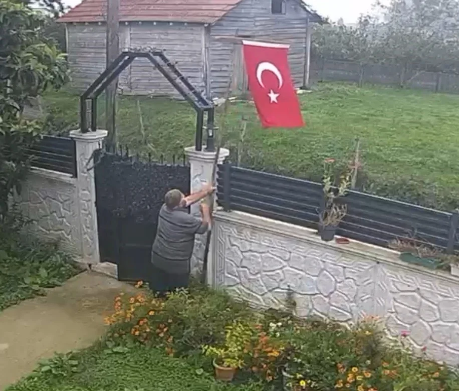 Sakarya'da 77 yaşındaki adamın Cumhuriyet Bayramı coşkusu kamerada 3