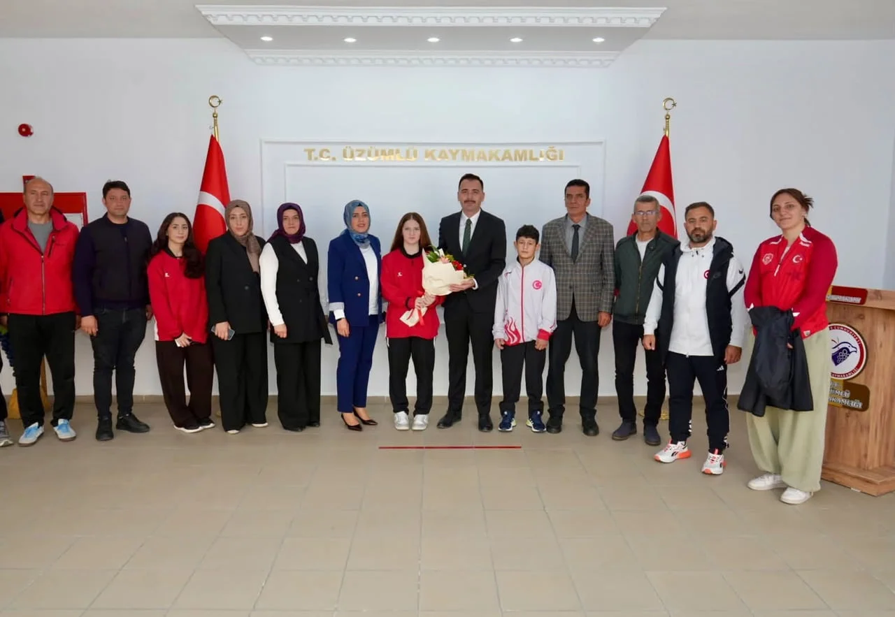 ÜZÜMLÜ’DE BAŞARILI GÜREŞÇİLER KAYMAKAMLIKTA AĞIRLANDI