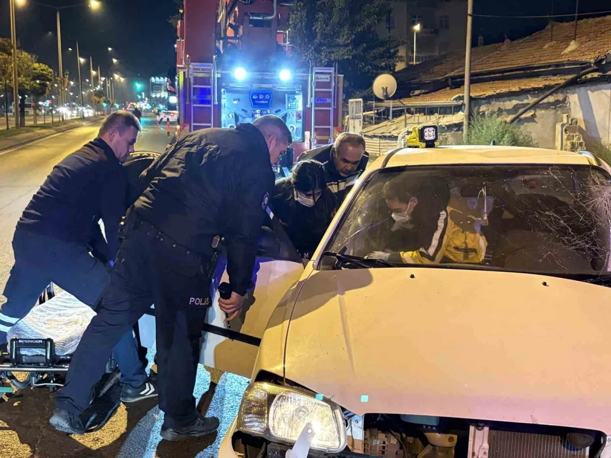 Kayseri'de ağaca çarpan otomobilde sıkışan sürücüyü itfaiye kurtardı 1