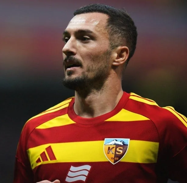 KAYSERİSPOR'UN FORVET OYUNCULARINDAN FLORENT HASANİ 3. GOLÜNÜ ATTI.