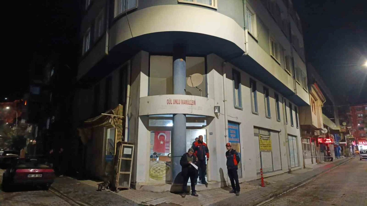 Afyonkarahisar'da fayansları çatlayan 4 katlı bina tahliye edildi 2
