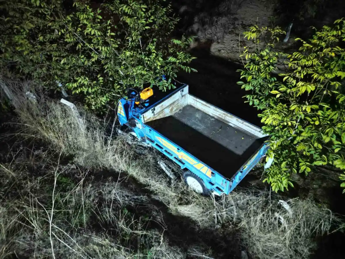 Afyonkarahisar'da otomobil patpata çarptı: 3 metreden tarlaya savrulan araçtaki 4 kişi yaralandı 1