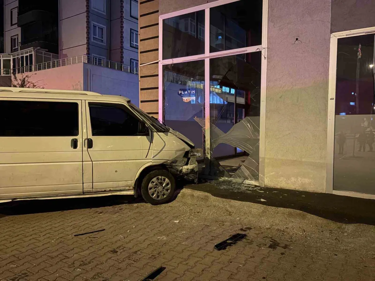 Kayseri'de minibüs ile otomobil çarpıştı: Savrulan araç dükkana daldı 5