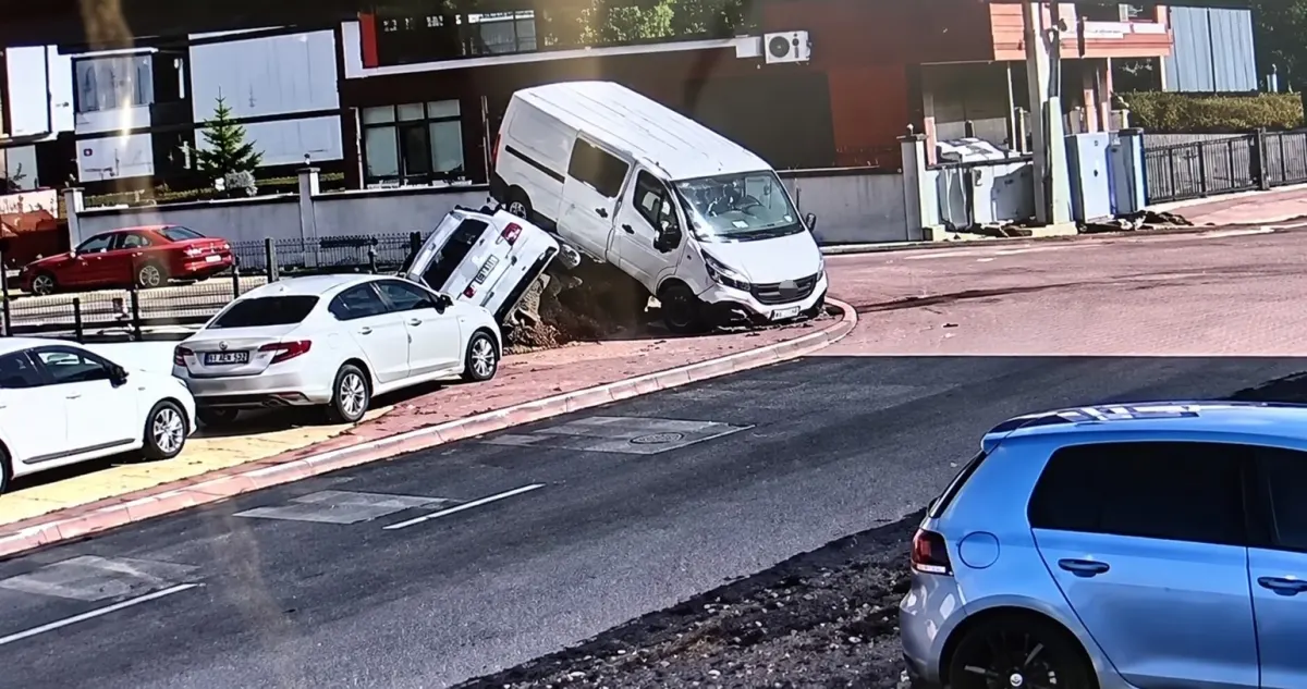 Düzce'de otomobilin çarptığı minibüs park halindeki aracın üzerine çıktı 2