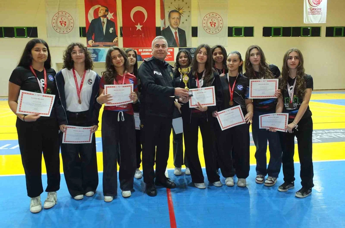 Burhaniye'de Cumhuriyet Kupası Turnuvası'nda ödüller sahiplerini buldu 5