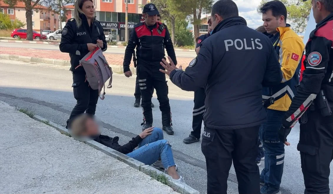 BURDUR'DA ALKOLLÜ OLDUĞU DEĞERLENDİRİLEN UKRAYNA UYRUKLU KADIN, CADDE ÜZERİNDE YOLDAN GEÇEN...