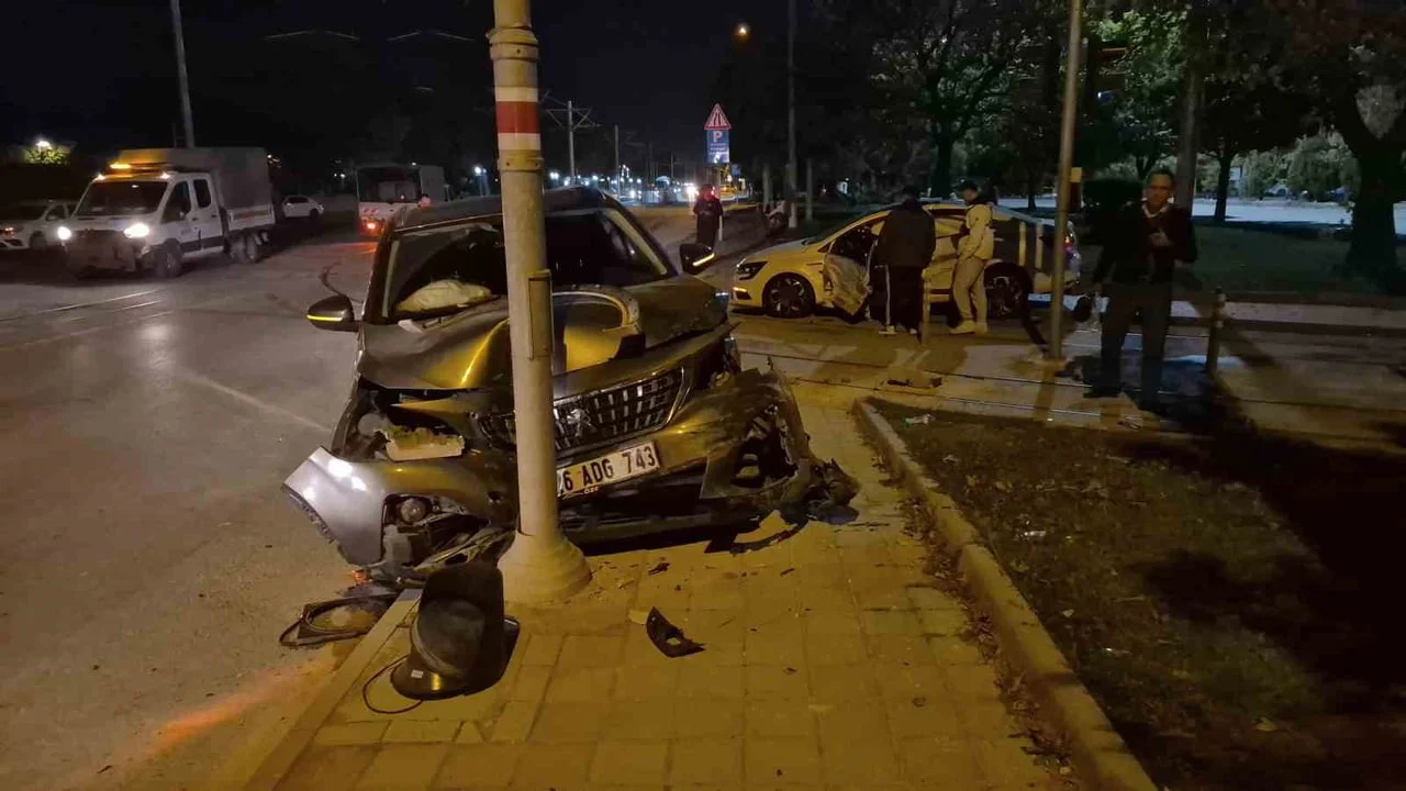 ESKİŞEHİR'DE 2 ARACIN KAVŞAKTA ÇARPIŞTIĞI TRAFİK KAZASI SONUCU 3 KİŞİ YARALANDI. KAZANIN ARDINDAN...