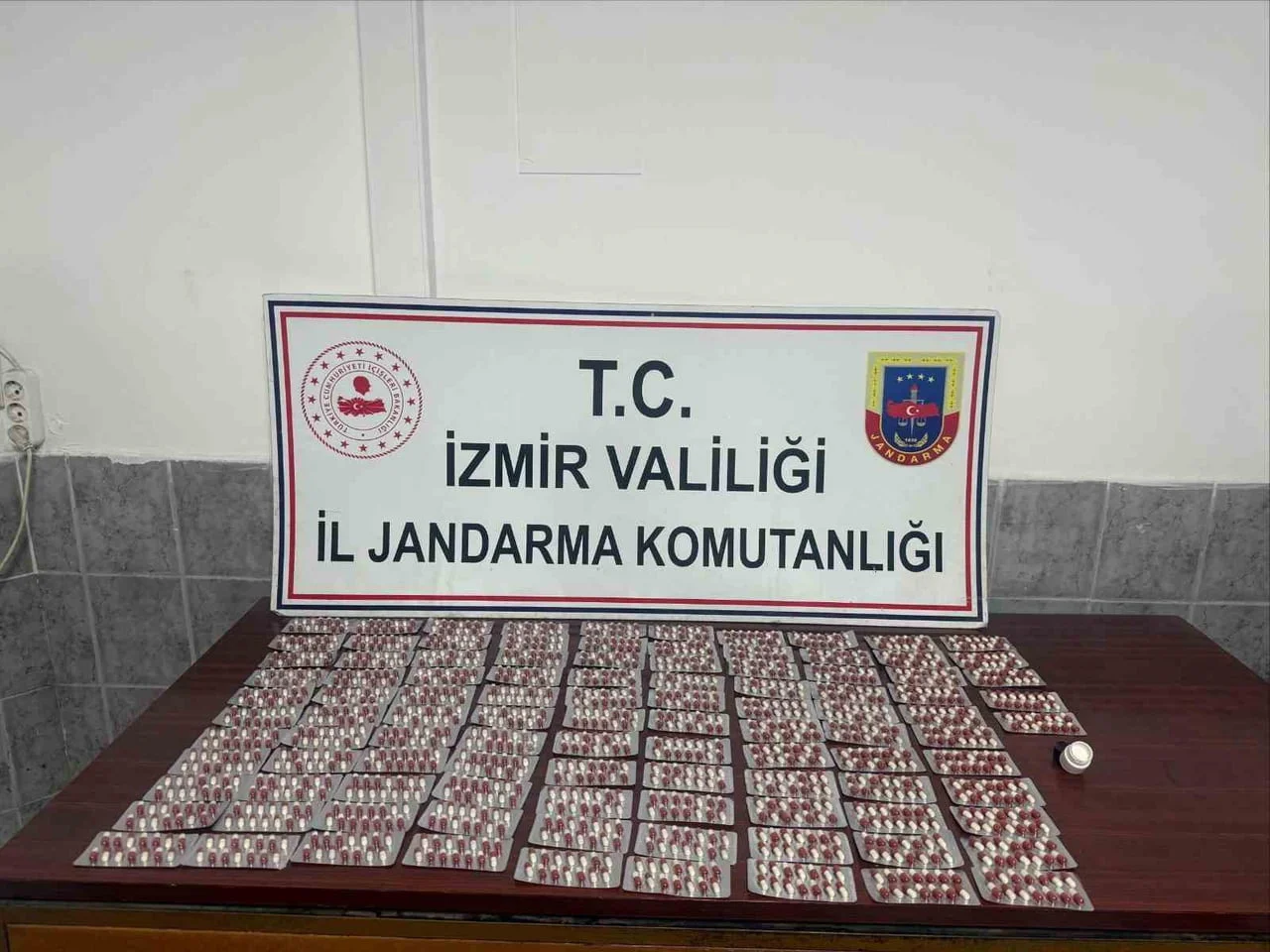 İZMİR'İN KINIK İLÇESİNDE JANDARMA EKİPLERİ TARAFINDAN DURDURULAN BİR ARAÇTA YAPILAN ARAMADA BİN...