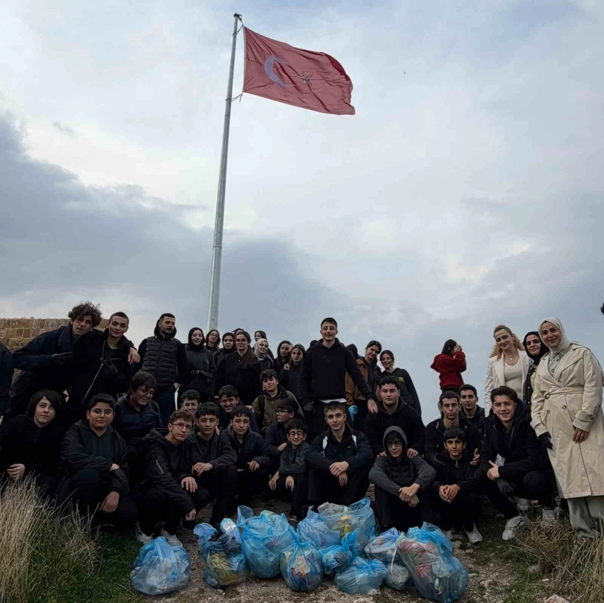Bayburt Lisesi öğrencileri tarihi kalede çevre temizliği yaptı 5