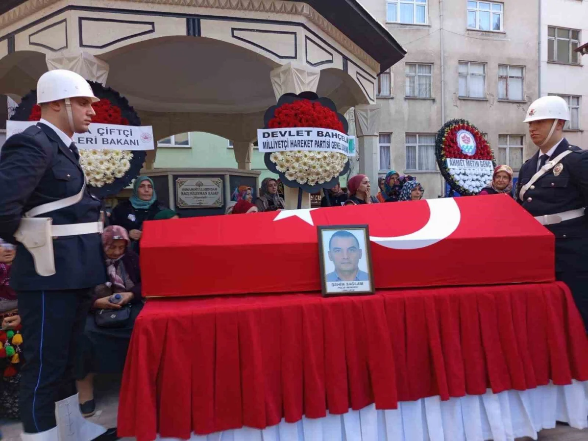 Trabzon'da kalp krizi geçiren polis memuru Şahin Sağlam son yolculuğuna uğurlandı 3