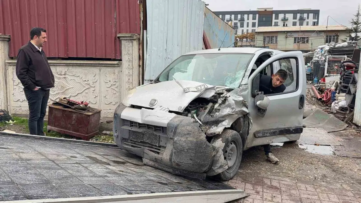 Afyonkarahisar'da vinç hafif ticari araca çarptı: 1 yaralı 2