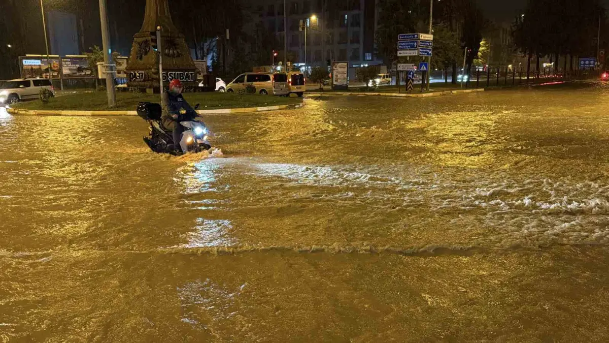 Adıyaman'da şiddetli sağanak hayatı felç etti: Araçlar göle dönen yollarda mahsur kaldı 3