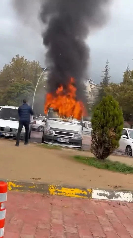Elazığ’da hastane bahçesinde park halindeki panelvan alevlere teslim oldu 3