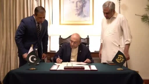 Pakistan Cumhurbaşkanı Asıf Ali Zerdari, tutuklu eski Başbakan İmran Khan'ın destekçilerinin...