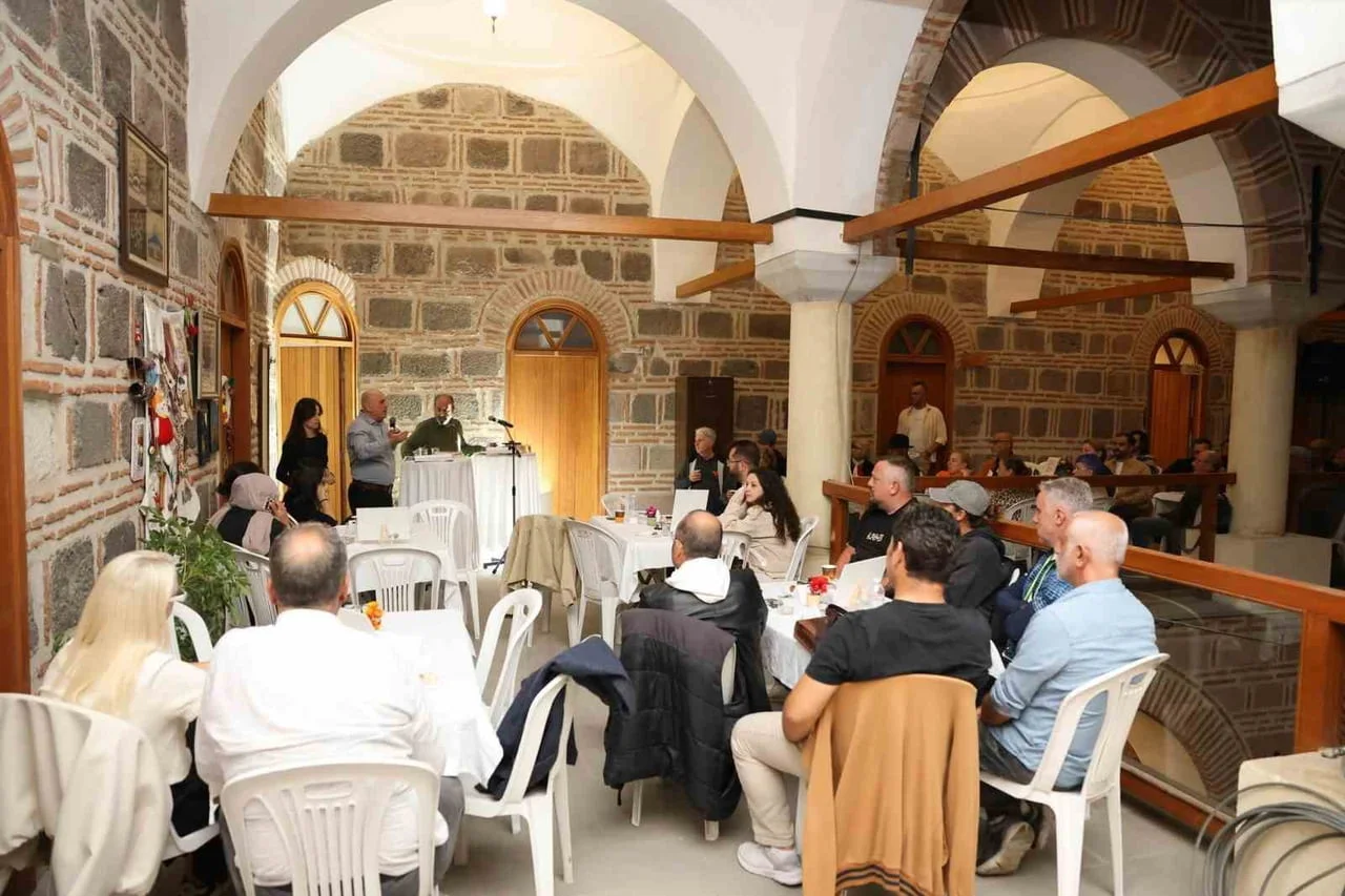 MANİSA'DA ŞEHZADELER BELEDİYESİNİN DESTEKLERİYLE TARİHİ KURŞUNLU HAN'DA HER HAFTA DÜZENLENEN 'ŞİİR...