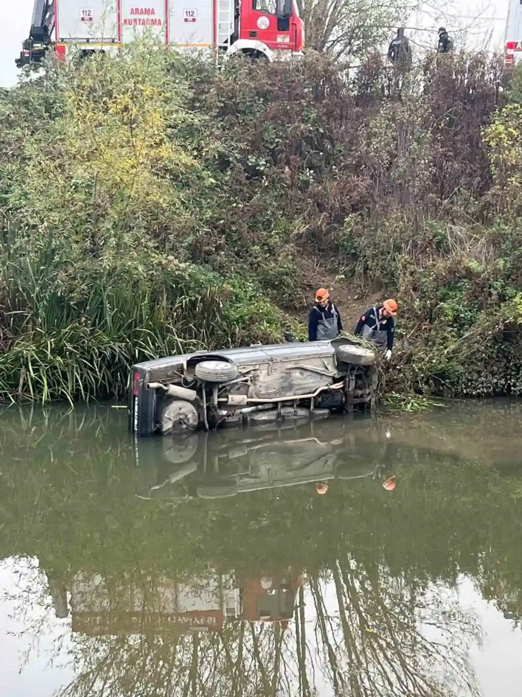 Bolu'da kontrolden çıkan otomobil dereye uçtu 3