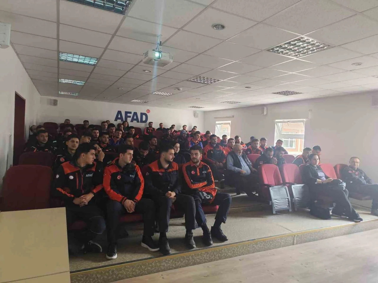 ERZURUM GENÇLİK VE SPOR İL MÜDÜRLÜĞÜ SPOR UZMANLARINDAN ARZU BERK VE DİYETİSYEN YASEMİN YASEMİN...