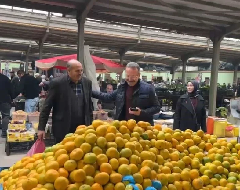 Ardahan Valisi Ömer Hilmi Yamlı eşiyle birlikte semt pazarını gezdi 1