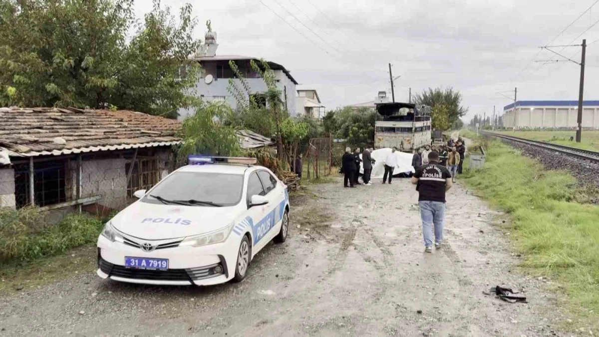 Hatay'da hemzemin geçitte feci kaza: Trenin çarptığı otomobildeki anne hayatını kaybetti 3