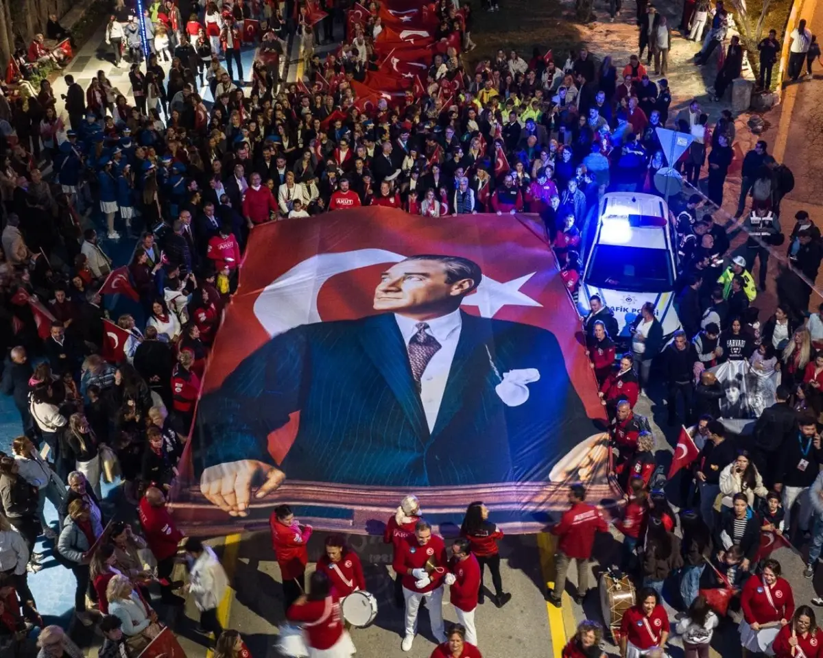 Kuşadası'nda 250 metrelik dev Türk bayrağı eşliğinde Cumhuriyet korteji düzenlendi 2
