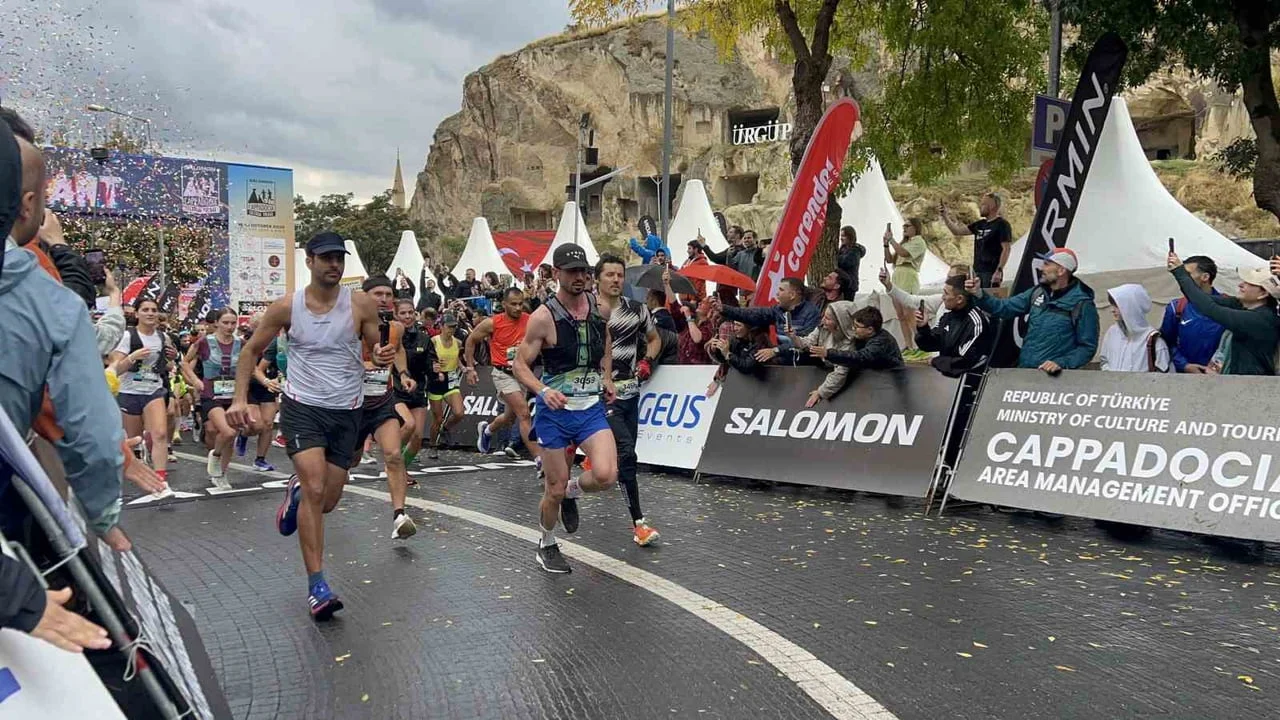 NEVŞEHİR’İN ÜRGÜP İLÇESİNDE DÜZENLENEN SALOMON KAPADOKYA ULTRA TRAİL KOŞUSU, 78 ÜLKEDEN 3 BİNE...