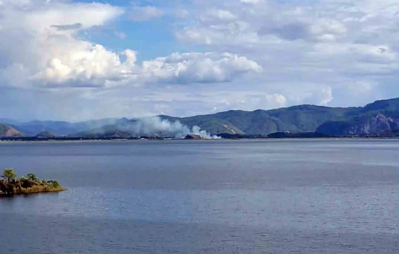 MUĞLA’NIN KÖYCEĞİZ VE ORTACA İLÇELERİ ARASINDA KALAN SAZLIK ALANDA ÇIKAN YANGIN, EKİPLERİN...